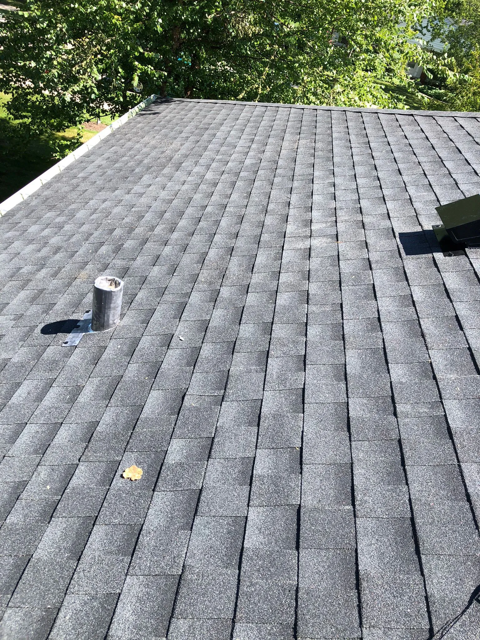 close up to newly layed square shingle roofing